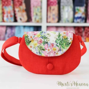 детска чанта в червено с капаче и цип - десен цветя