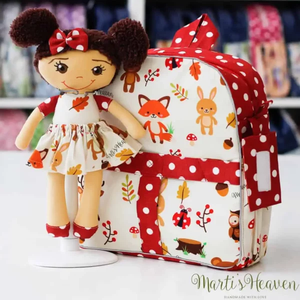 детска раница с играчка кукла с поставка и бродерия на баджа с десен горски животни