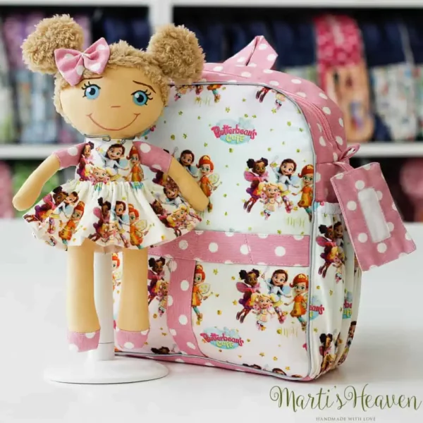 детска раница с играчка кукла с поставка и бродерия на баджа с десен кафенето на масленка