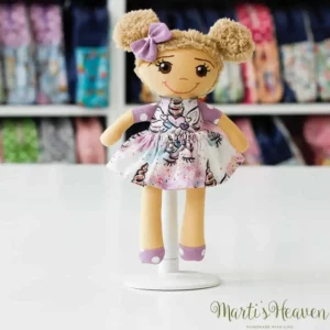 малка кукла в лилаво с панделка и десен еднорог